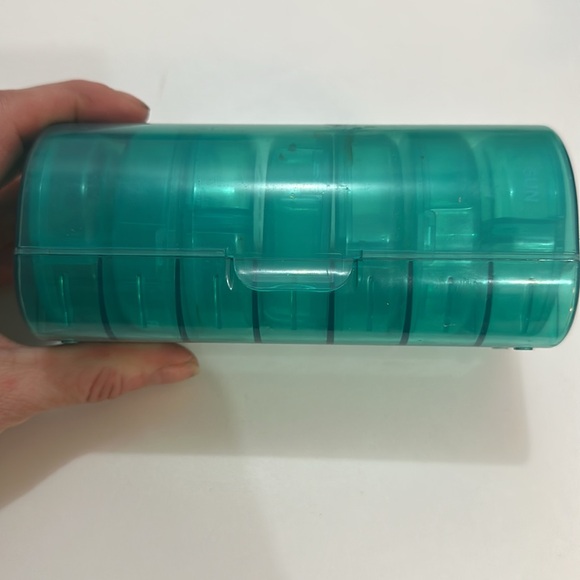 Pill organizer has 7 cute containers for each day of the week - Picture 5 of 5